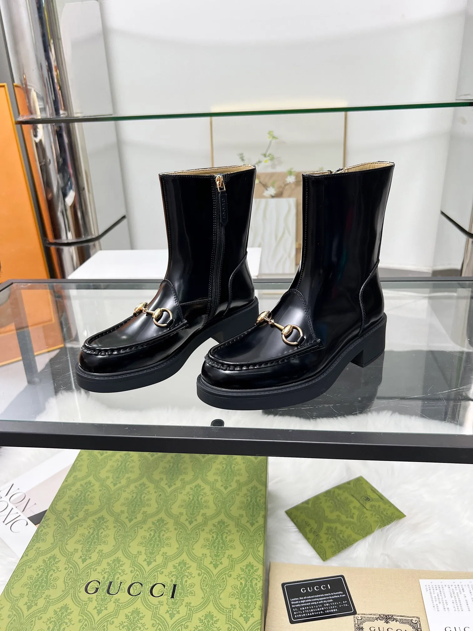 👟👟Ex-factory price 600👟👟 2025 latest version of Gucci GUCCI hot sale✅ 🎉Very easy to match👍Inner zipper design, easy to put on and take off 'Branded buckle Heel height: 6cm Fabric: Cowhide/open edge beads Inner/foot: apricot cowhide 🐂 Outsole PPU material Color: black Code number: 34-40. 34 and 41 42 need to be customized. Packaging: Comes with card and cloth bag.